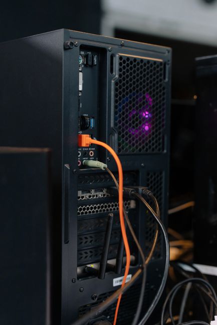 展示 RustDesk 软件图标以及 VPS 中继服务器的架构示意图，体现数据自主掌控。