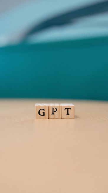 GPT-4与GPT-3.5模型版本对比示意图，展示不同模型的能力差异