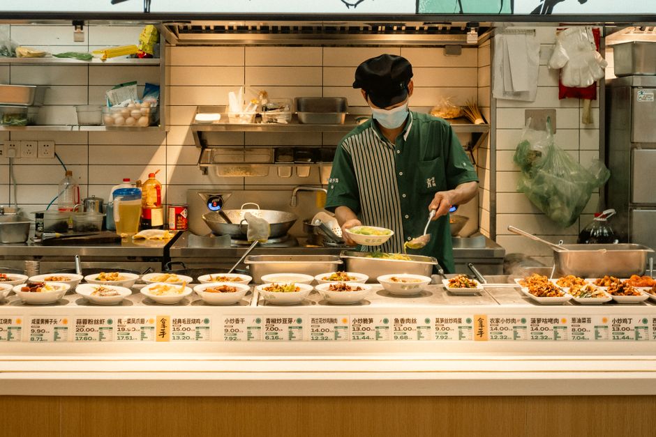 一碗热气腾腾的杭州片儿川面条，铺满了浇头。