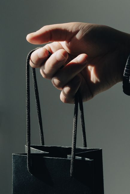 Steam 商店界面展示游戏购买选项，区分普通礼物与捆绑包购买。