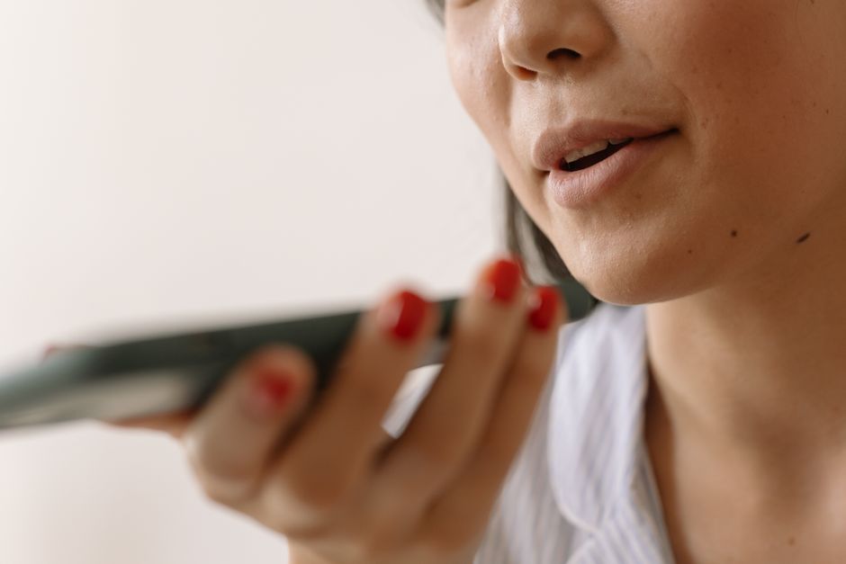 Person adjusting voice settings and个性化 options on a smartphone.