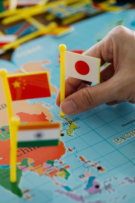 地理位置与网络延迟对比示意图