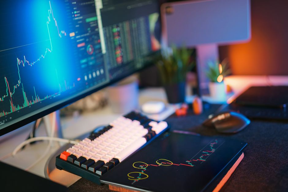 Cursor Usage Analyzer 数据分析仪表盘示意图，展示代码量与 Token 消耗统计图表