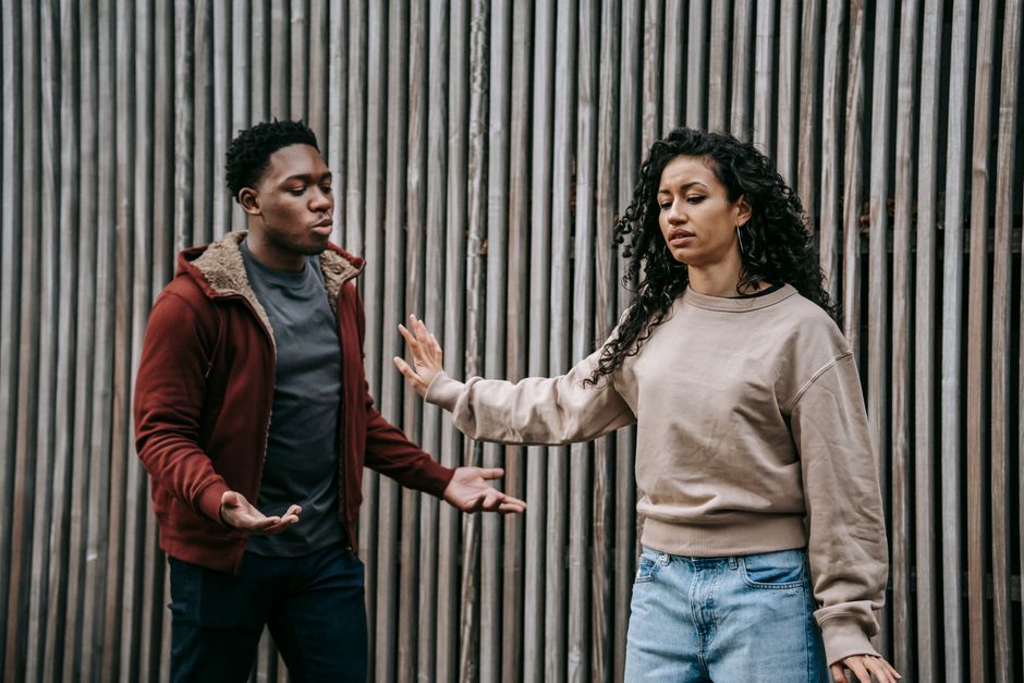 Urban social conflict scene showing people in an argument, illustrating the tension and fragility in modern society.