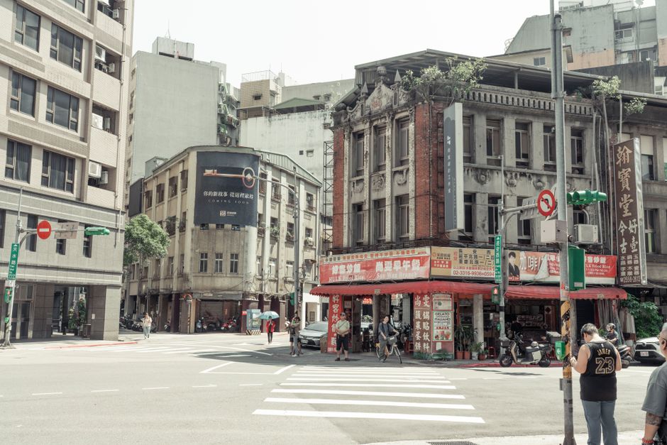 用户手持智能手机与运营商客服沟通资费套餐的场景
