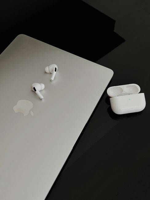 AirPods Pro 2 耳塞清洁步骤示意图，展示所需工具和清洗流程