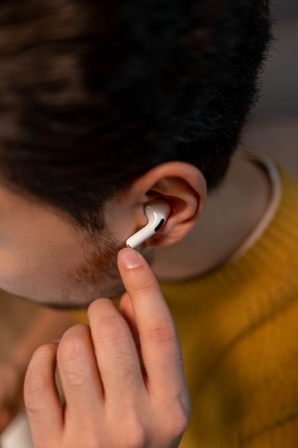 AirPods Pro 2 耳塞老化对比图，展示完好与变硬变黄的耳塞差异