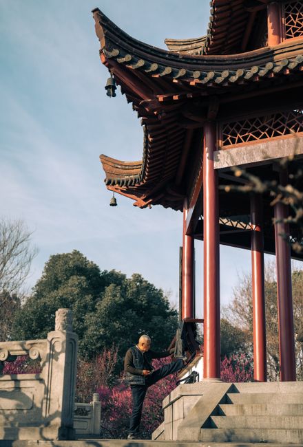 AI训练过程中因过度拟合而产生偏差的示意图