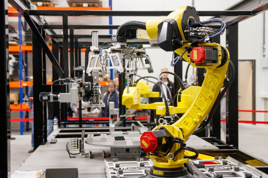 Automated industrial robotic arms working