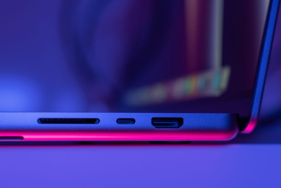 MacBook Neo 侧面展示轻薄设计