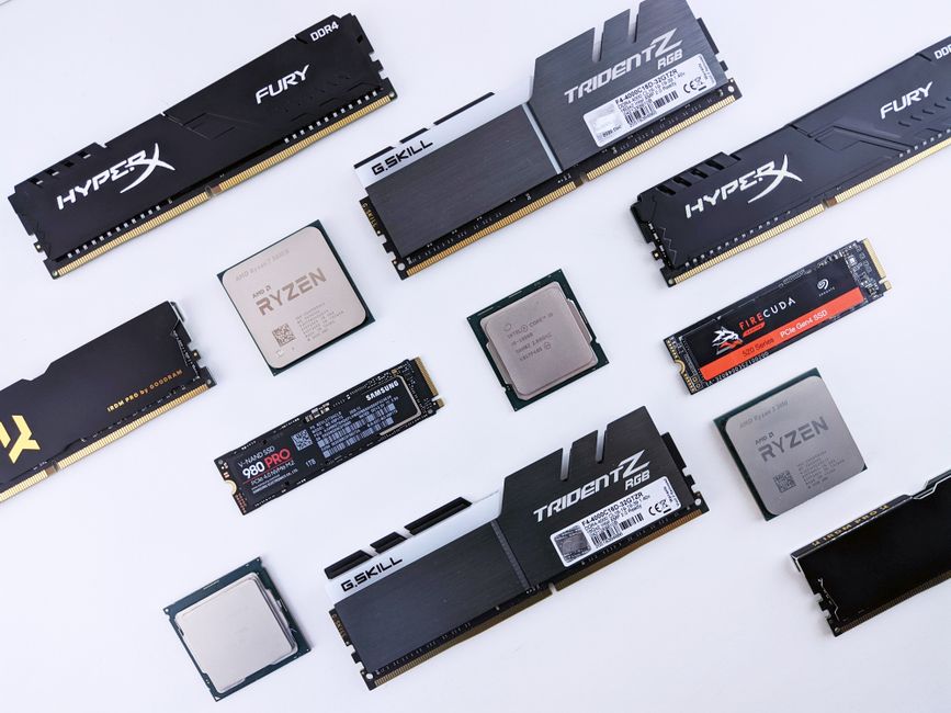 VPS硬件配置示意图，展示CPU、内存和硬盘的规格概念