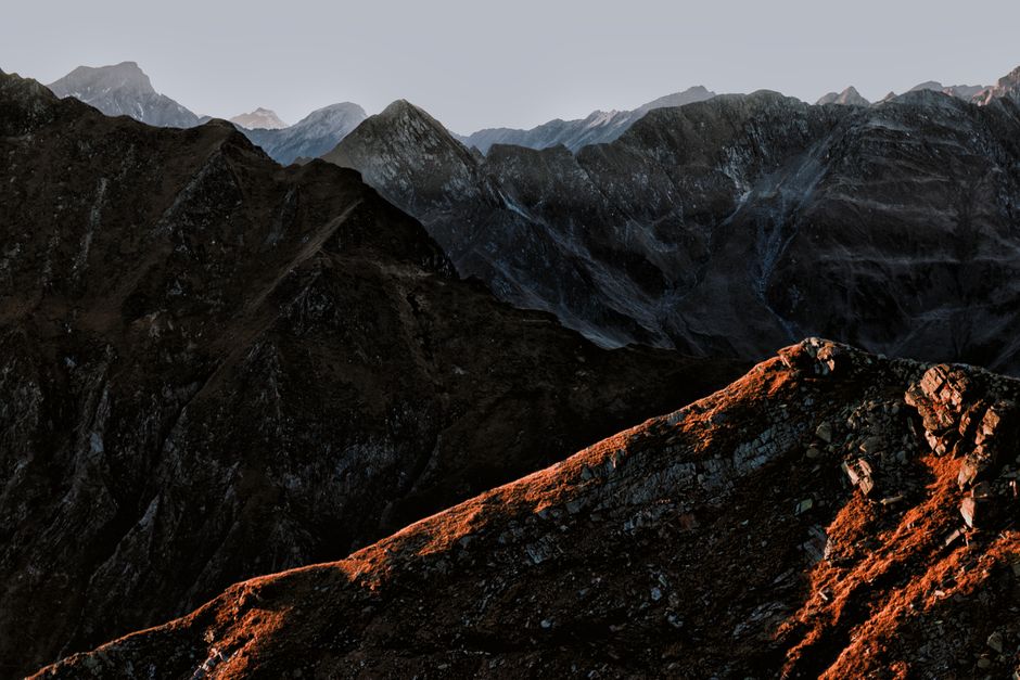 Unsplash 网站搜索界面展示赛博朋克风格的高清图片