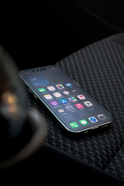 iPhone 设置中的蜂窝网络菜单界面，用于寻找 SIM 卡和 eSIM 选项。