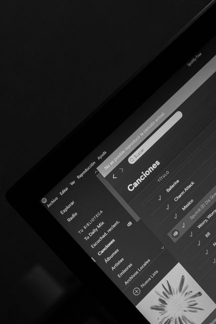 OneDrive 版本历史功能示意图，展示如何找回上一个版本的文件