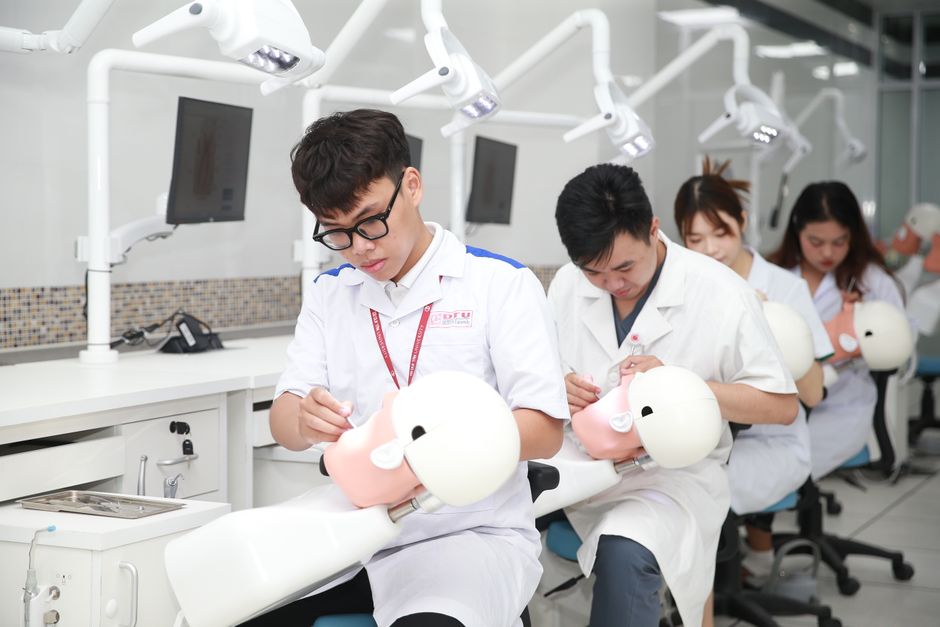 职业院校学生进行实操技能学习