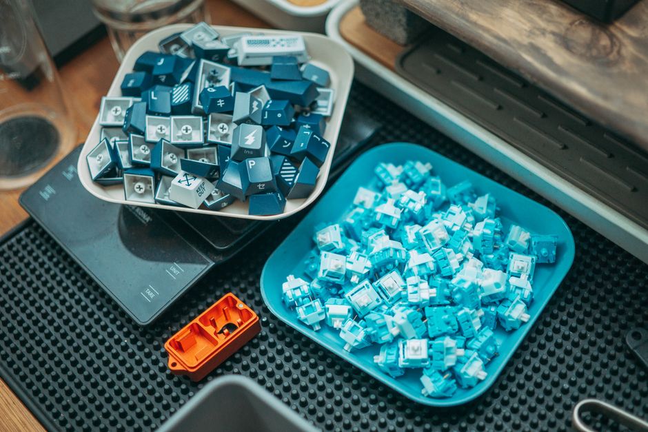 机械键盘常见轴体对比示意图，展示线性轴、段落轴和静音轴的区别。