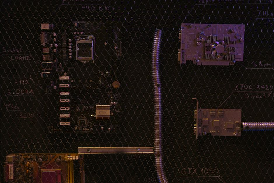A100 服务器架构示意图，展示 SXM4 和 PCIe 版本的区别