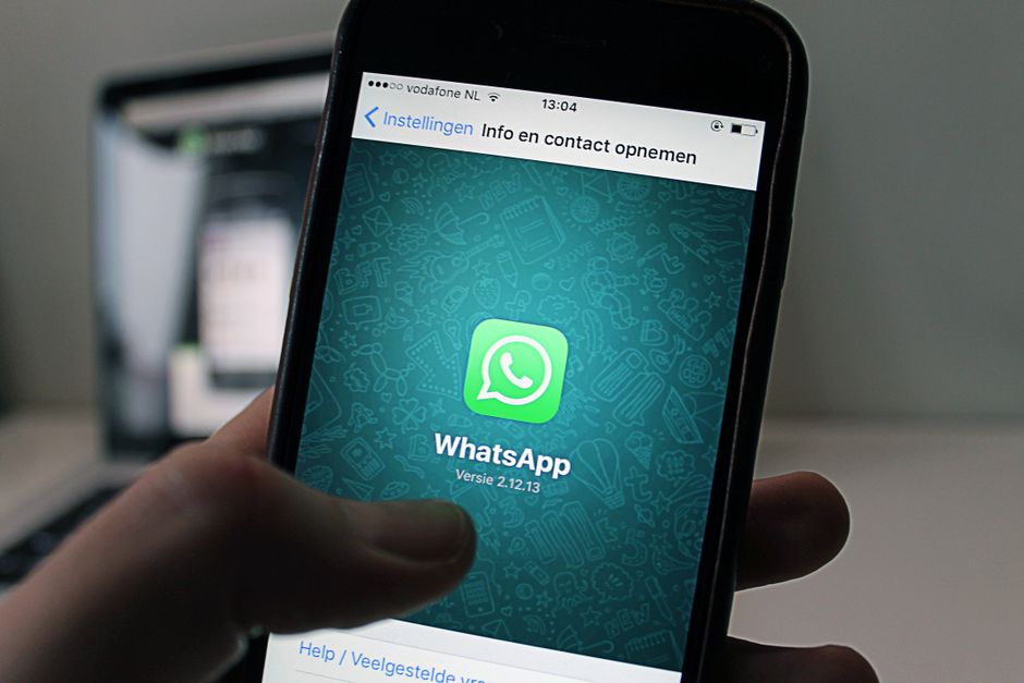 WhatsApp 搜索框演示输入 @username 以及生成的 wa.me 分享链接界面。