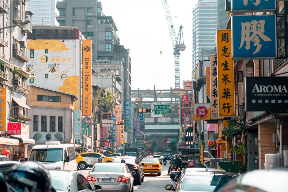 展示低价 GPT Plus 充值广告的截图或示意图
