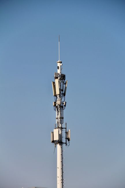展示手机数据网络和WiFi切换的场景，或者路由器连接示意图