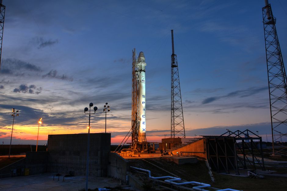 埃隆·马斯克与SpaceX及xAI相关概念图